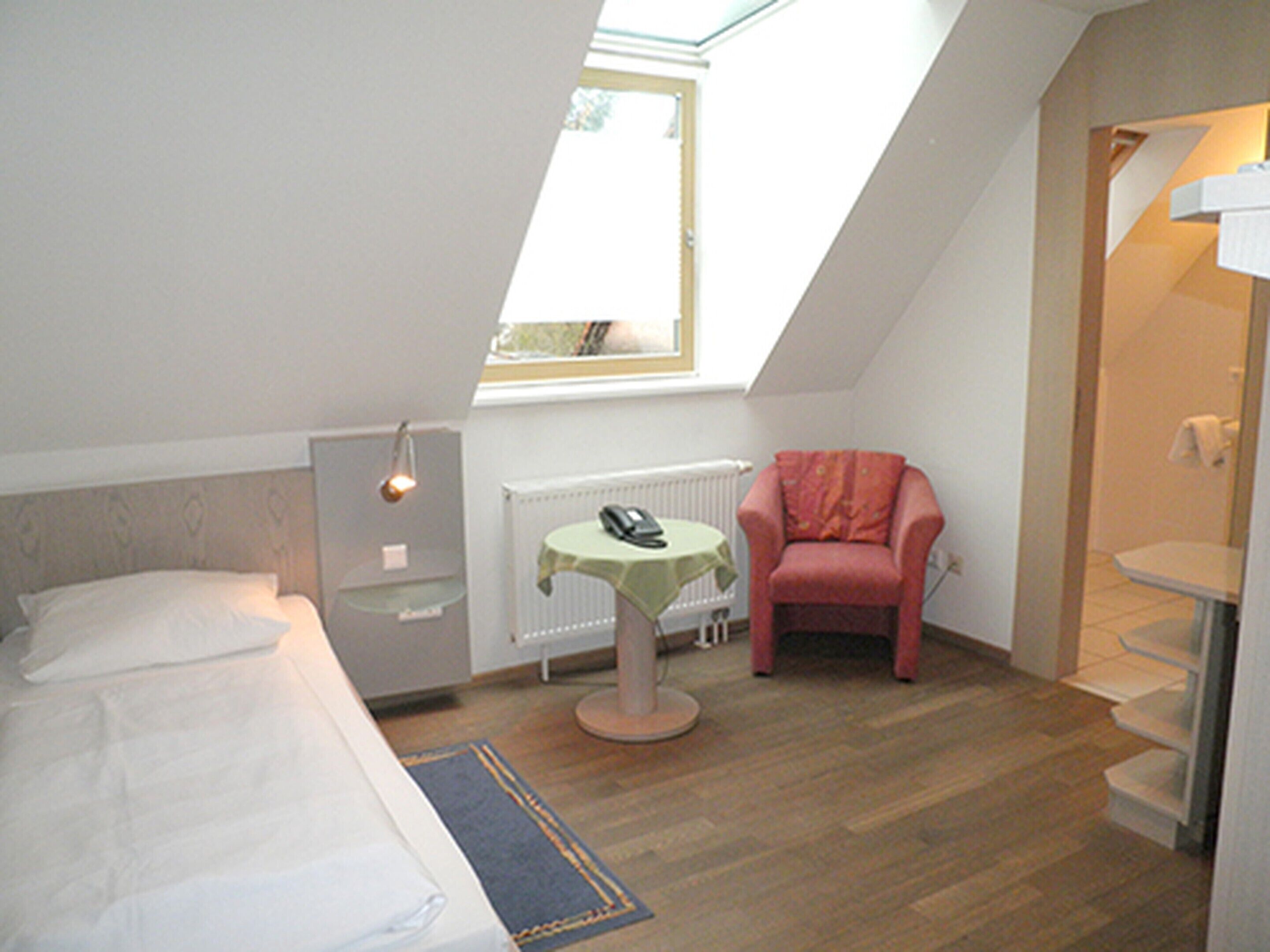 single room | desk, soundproofing, free wifi, bed sheets