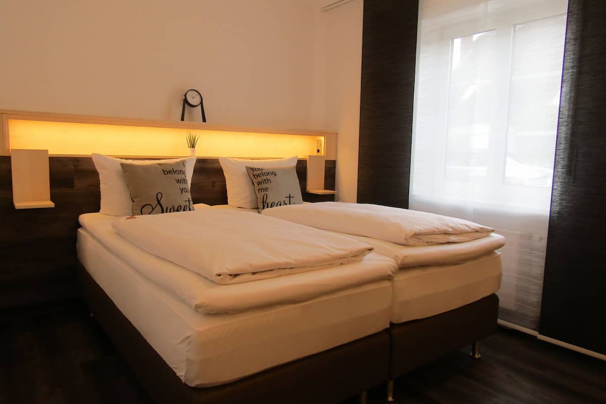 deluxe double room | desk, soundproofing, free wifi, bed sheets