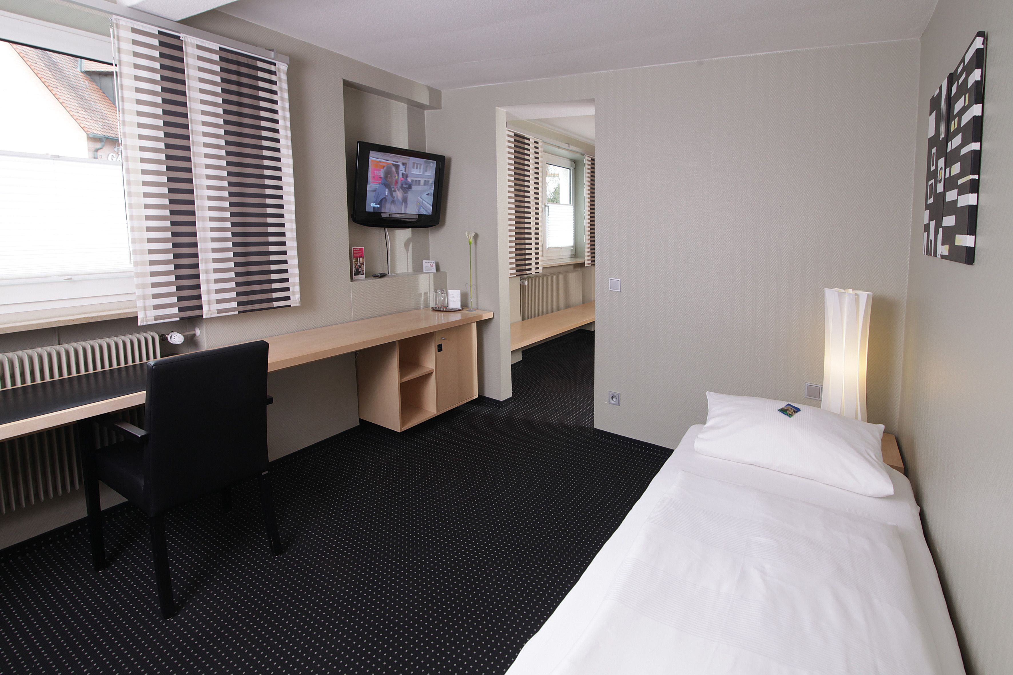 suite | living area | flat-screen tv