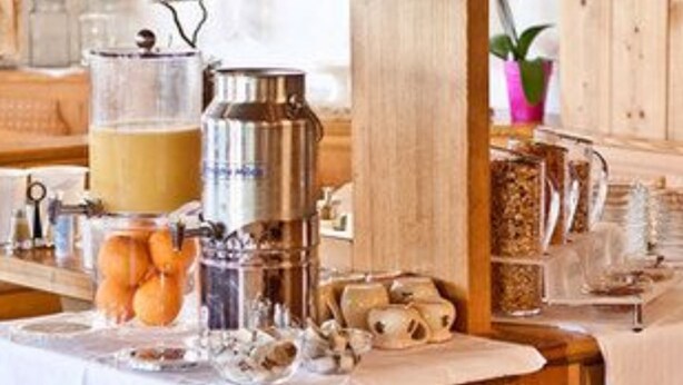 Un bufé de desayuno con diferentes opciones de comida y una estación de café.