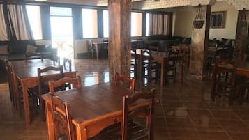 Petit déjeuner et déjeuner servis sur place, spécialités Cuisine locale