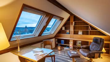 Suite, varias camas, vista a la ciudad | Ropa de cama hipoalergénica, wifi gratis y ropa de cama