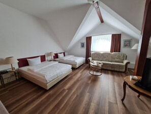 Hypo-allergenic bedding, free WiFi, bed sheets