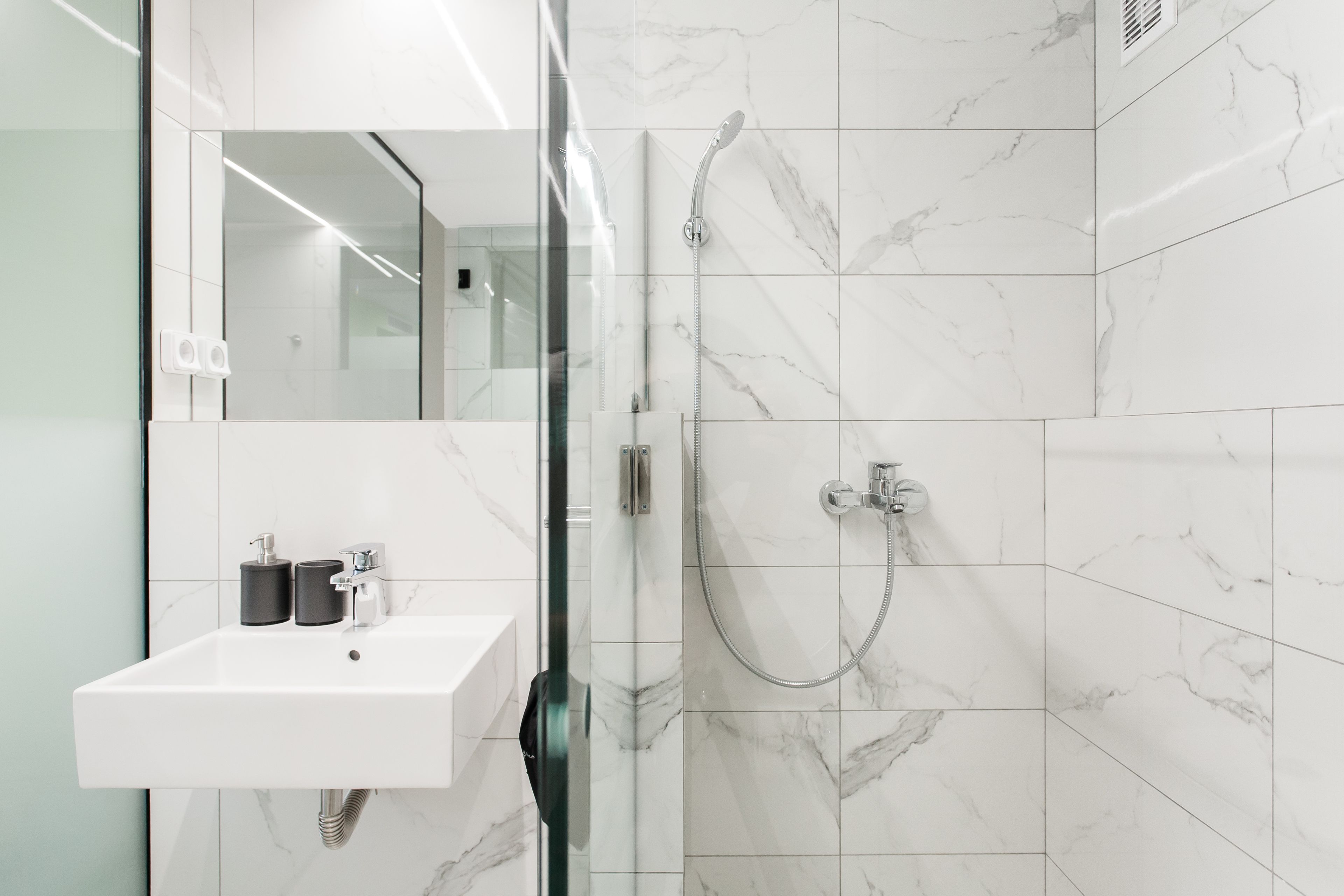 Appartement (Greece U Around Athens No. 3) | Salle de bain | Douche, articles de toilette gratuits, sèche-cheveux