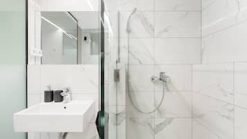 Appartement (Greece U Around Athens No. 3) | Salle de bain | Douche, articles de toilette gratuits, sĂšche-cheveux