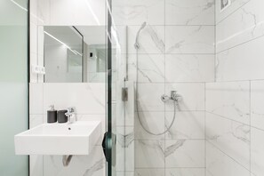 Apartamento (Greece U Around Athens No. 3) | Banheiro | Chuveiro, produtos de toalete grátis, secador de cabelo 