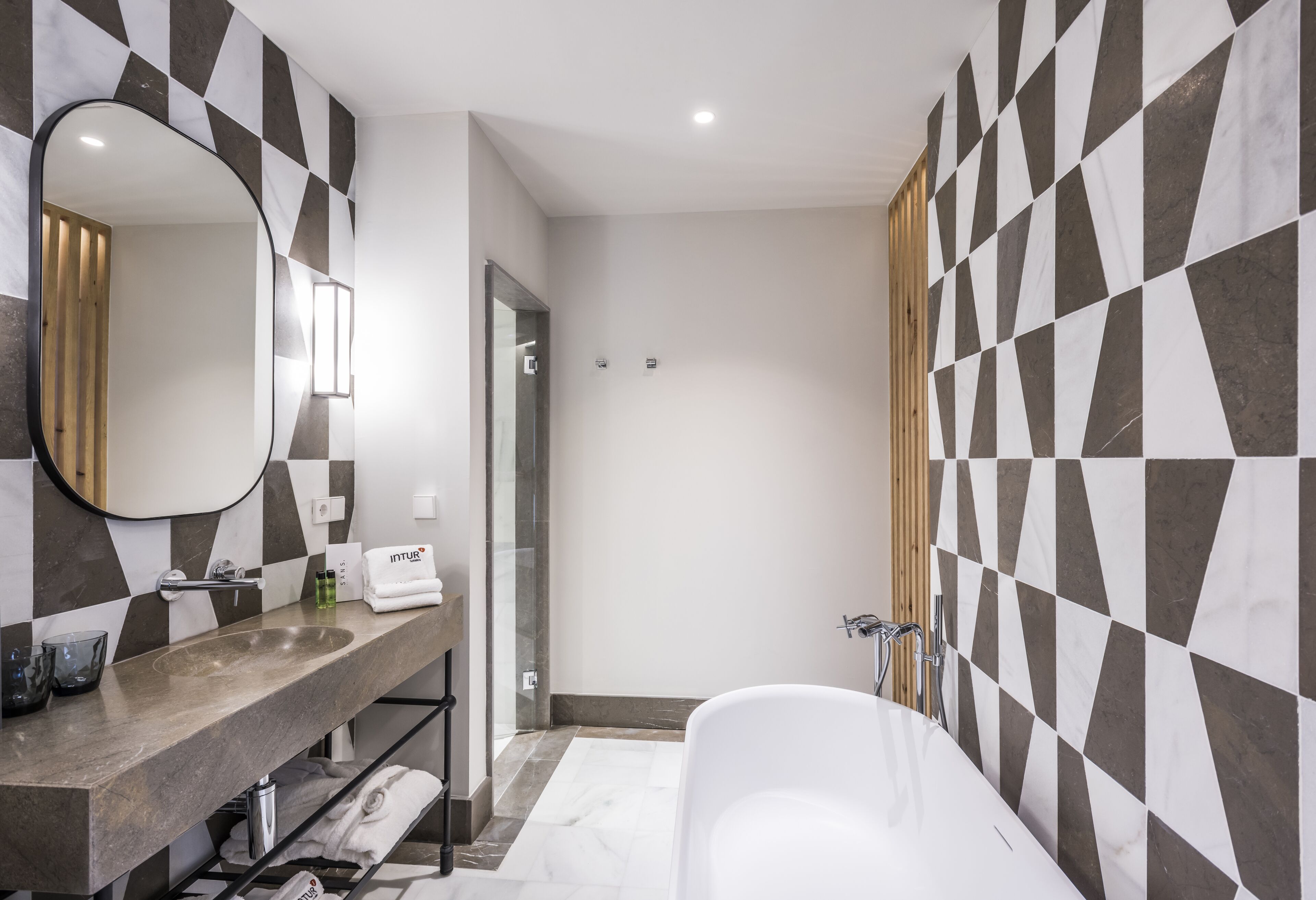 superior double room single use | bathroom | towels