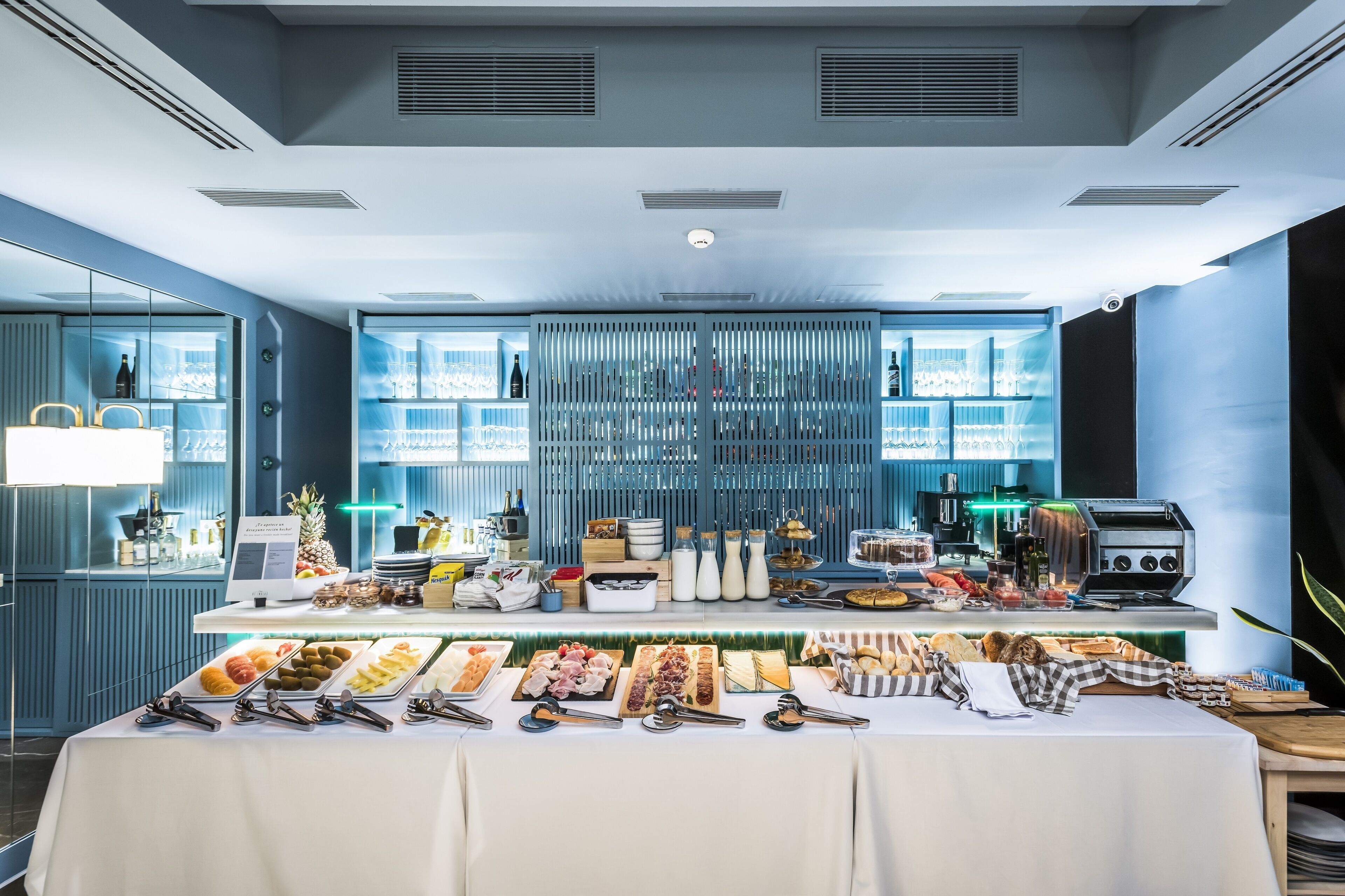 Daily buffet breakfast (EUR 19.50 per person)