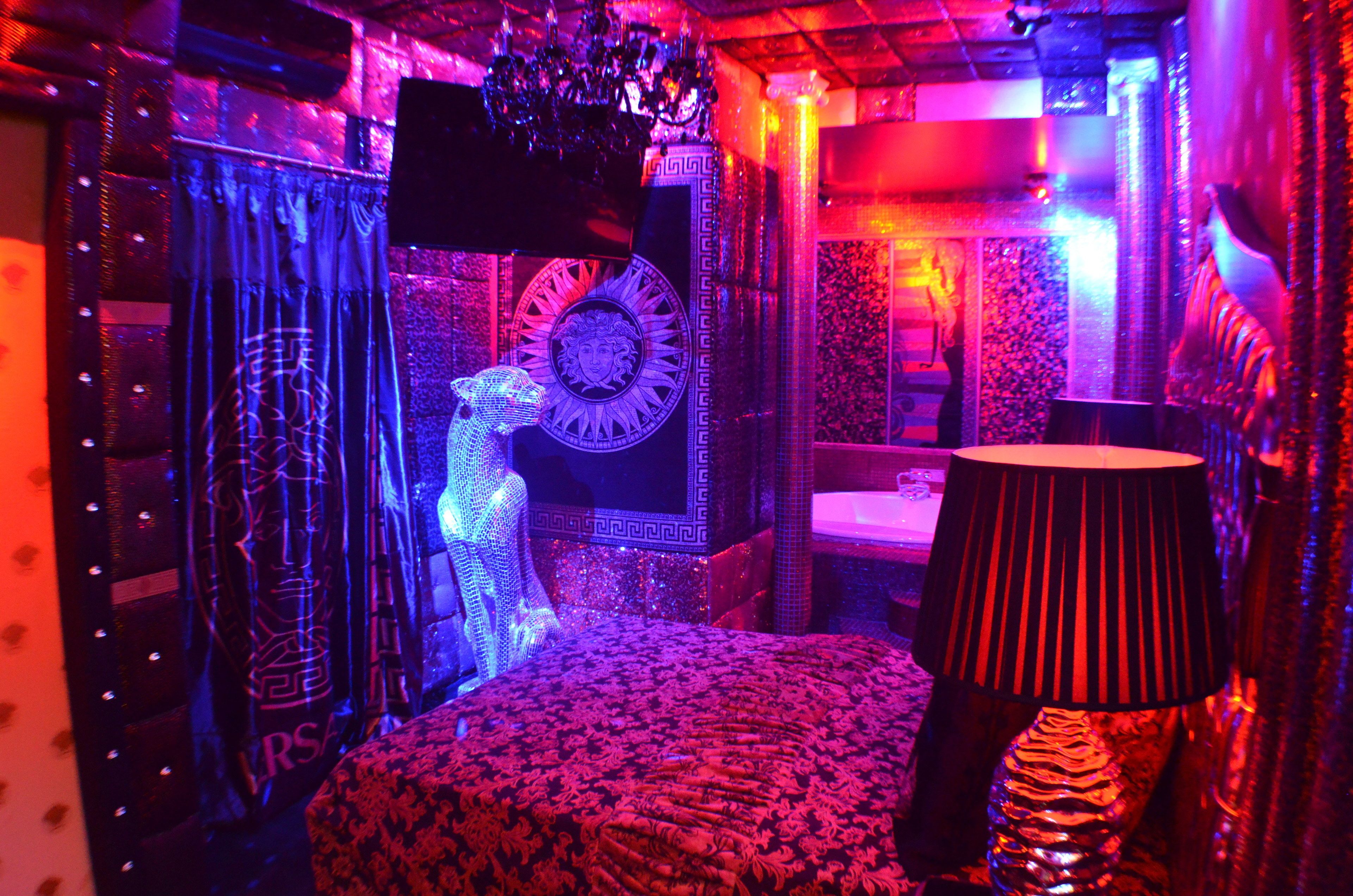 Ropa de cama de alta calidad, minibar y decoración personalizada 