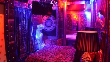 Literie de qualité supérieure, minibar, décoration personnalisée