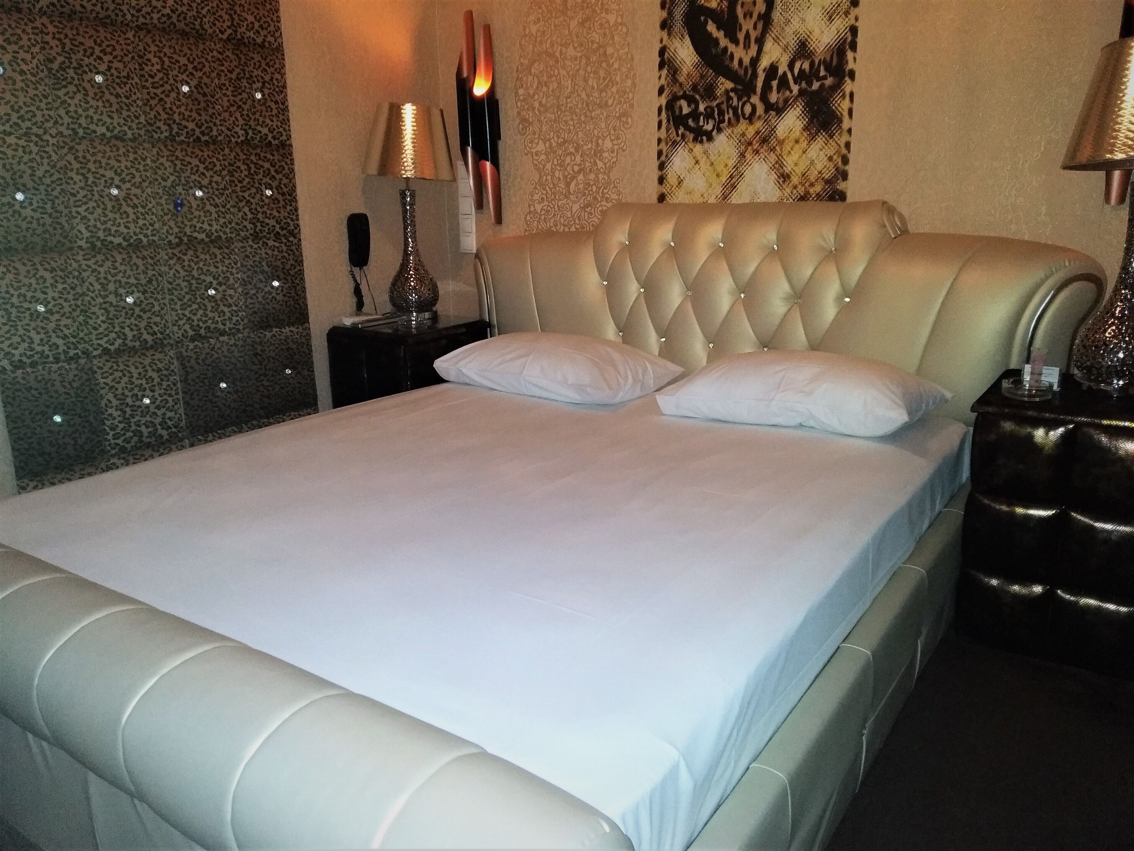 Deluxe tweepersoonskamer, 1 queensize bed (Cavalli) | Luxe beddengoed, een minibar, individueel gedecoreerd