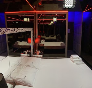 Deluxe Double Room, 1 Queen Bed (Mirrors) | 高級寢具、迷你吧、獨特設計、獨特裝修