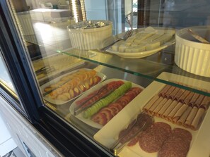 Petit déjeuner buffet (7.50 EUR par personne)