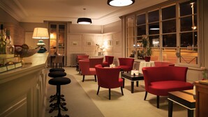 Bar (on property) - Hostellerie D'heloise (Cluny)