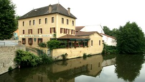 Exterior - Hostellerie D'heloise (Cluny)