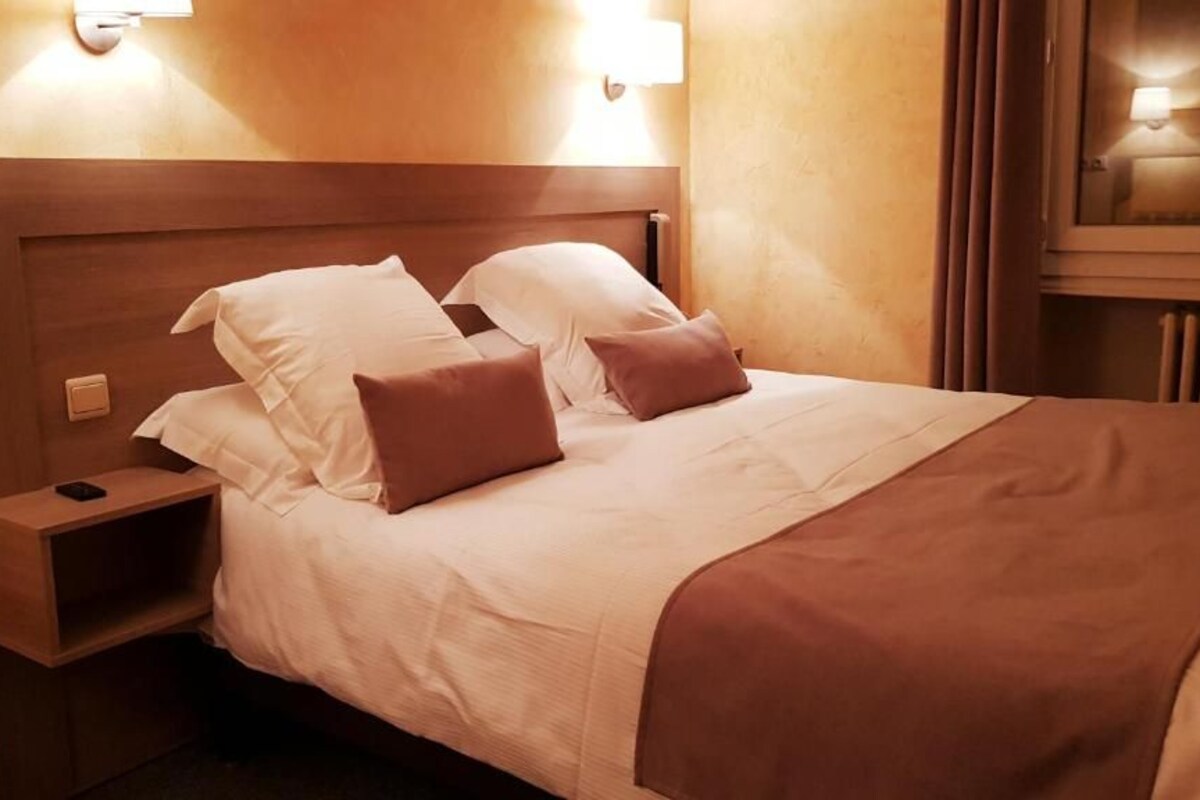 Escritorio, wifi gratis y ropa de cama