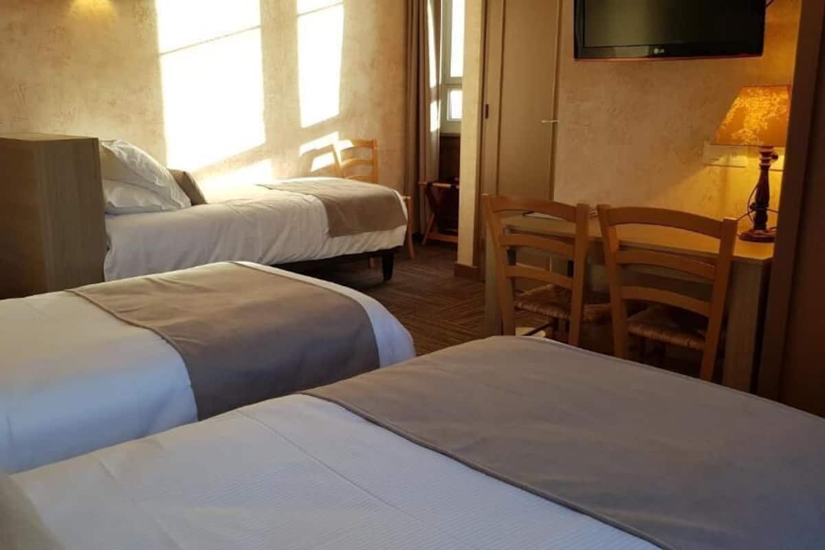 Escritorio, wifi gratis y ropa de cama