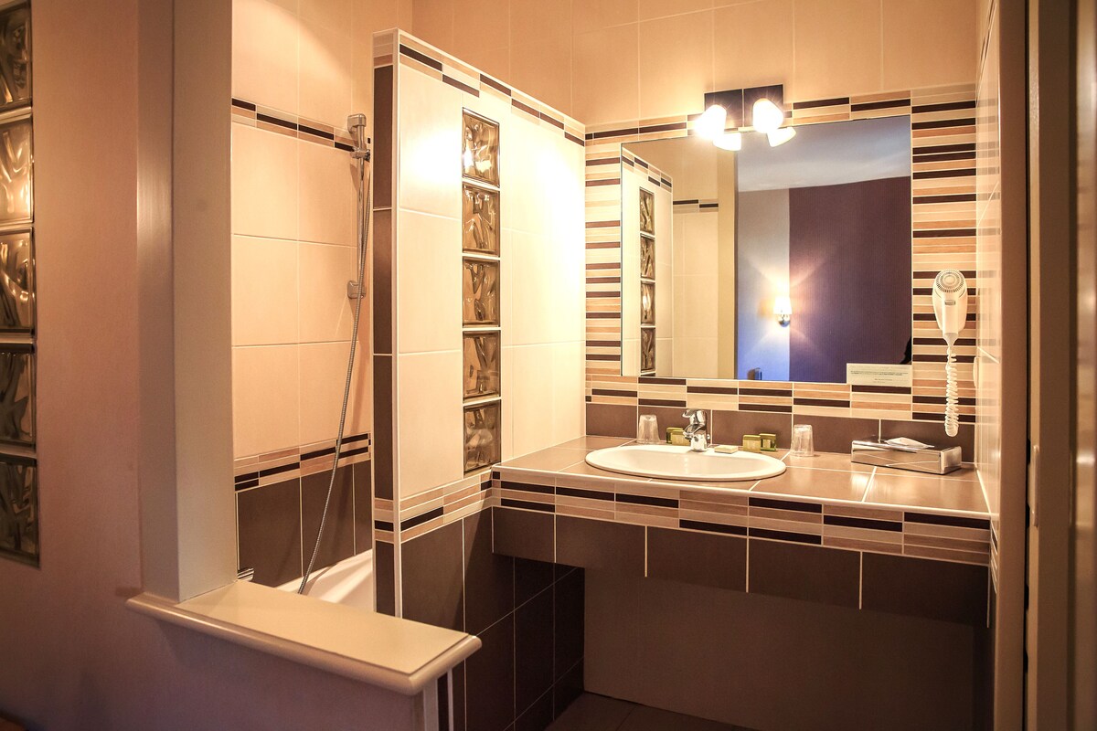 Deep soaking tub, hair dryer, towels