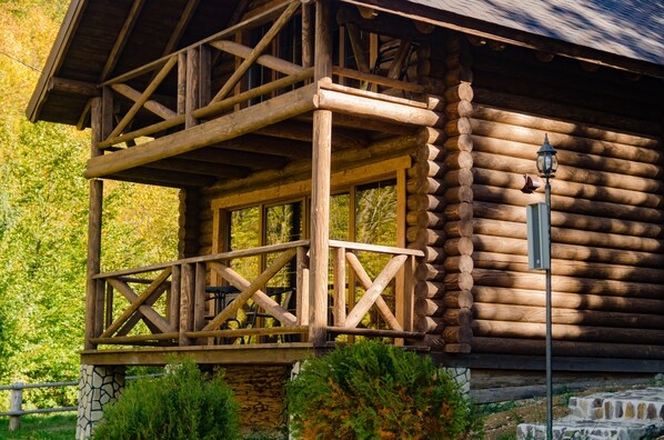 Superior Apartment | Premium bedding, down comforters, cribs/infant beds, bed sheets