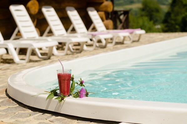 Kauden mukainen ulkouima-allas