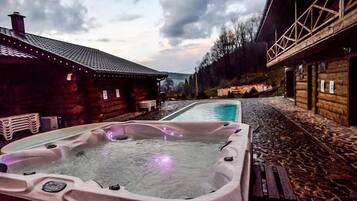 Bồn tắm spa ngoài trời
