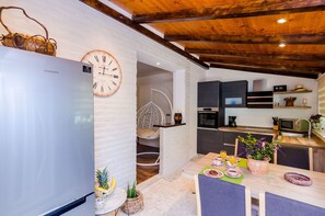 Studio apartment with patio | Private kitchen | Full-size fridge, microwave, oven, stovetop - Camelia Luxury Apartments (Dubrovnik)