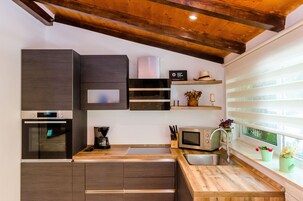 Studio apartment with patio | 私人厨房 | 大冰箱、微波炉、烤箱、炉灶