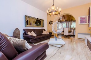 One bedroom apartment with patio | Sala de estar | TV de tela plana 25 polegadas com canais digitais, TV, DVD player