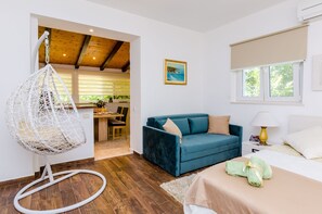 Studio apartment with patio | 1 quarto, escrivaninha, quartos à prova de som