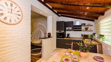 Studio apartment with patio | In-room dining