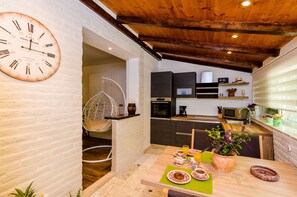 Studio apartment with patio | In-room dining - Camelia Luxury Apartments (Dubrovnik)
