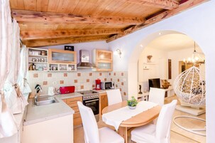 One bedroom apartment with patio | Spisestue