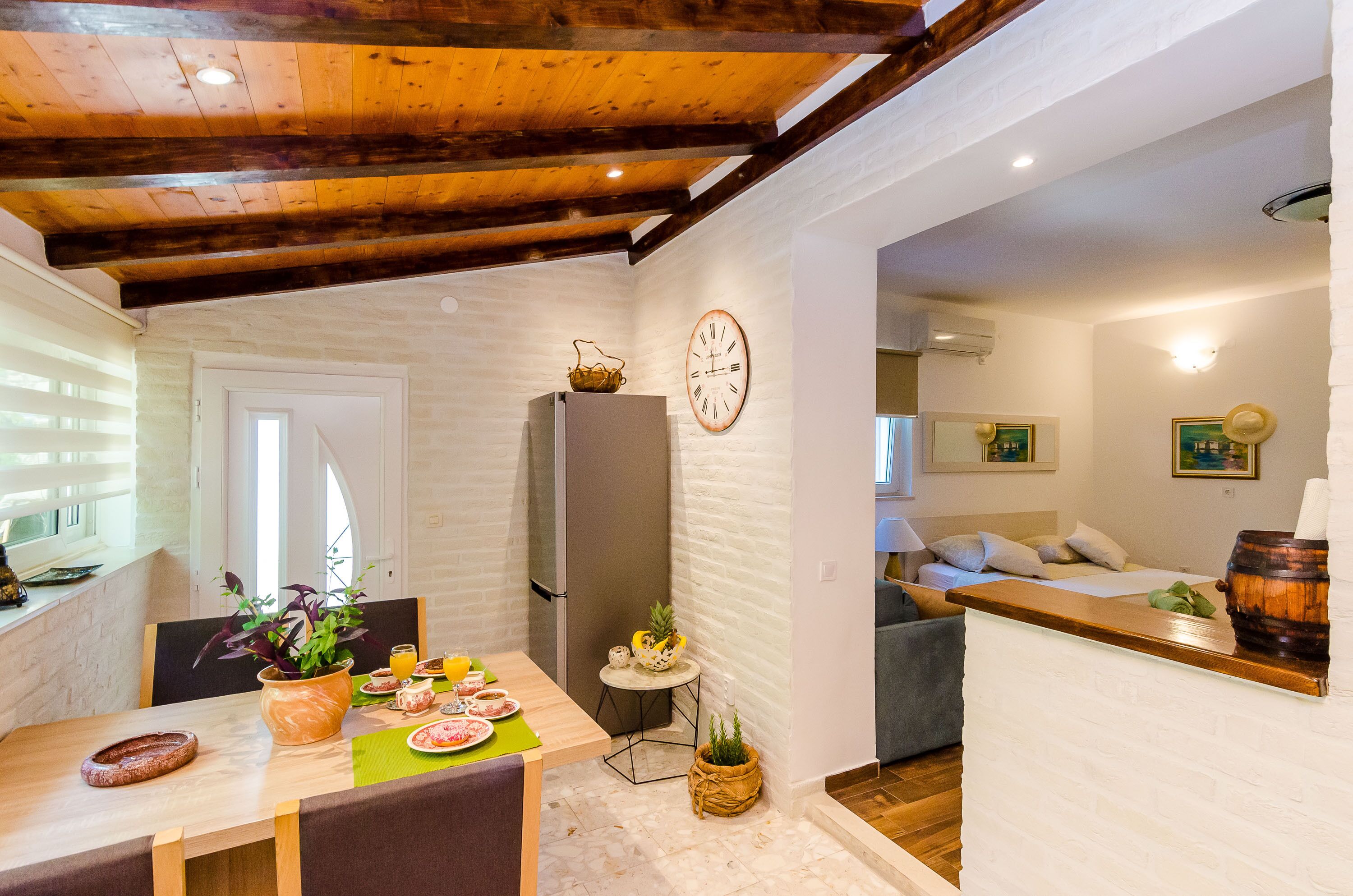 Studio apartment with patio | Private kitchen | Full-sized fridge, microwave, oven, stovetop
