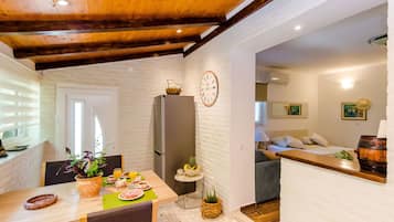 Studio apartment with patio | Private kitchen | Full-sized fridge, microwave, oven, stovetop