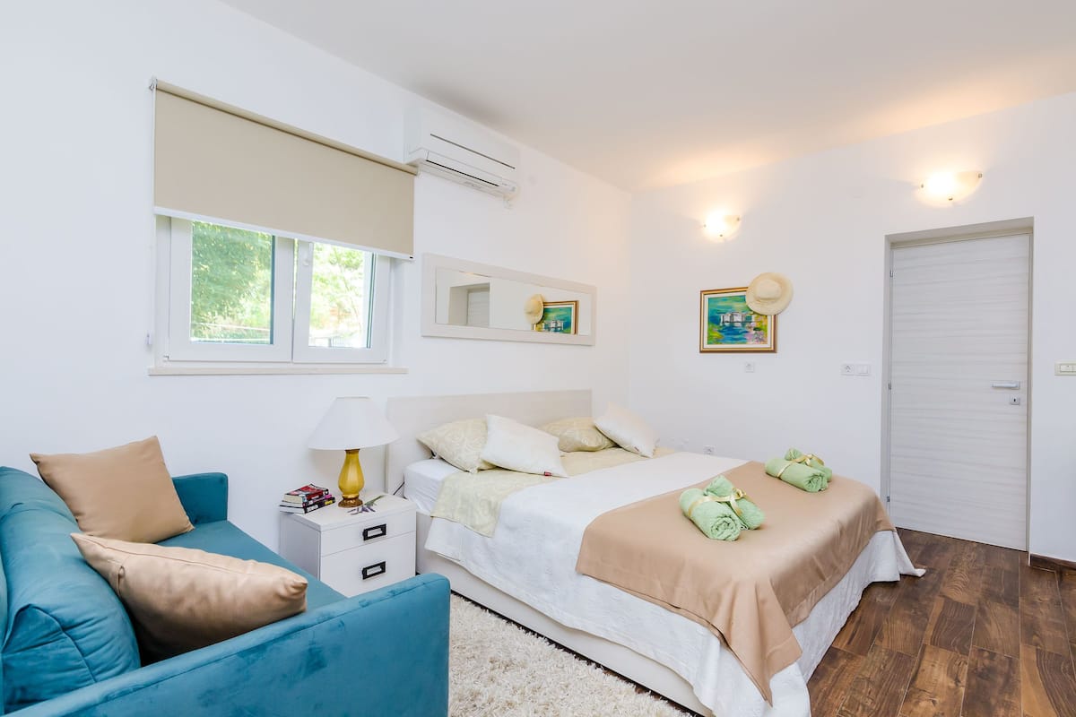 Studio apartment with patio | 1 室のベッドルーム、デスク、防音設備、アイロン / アイロン台