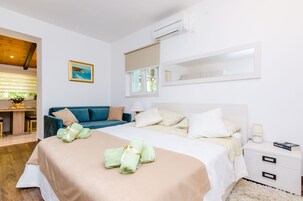 Studio apartment with patio | 1 soverom, skrivebord, lydisolert og strykejern/-brett