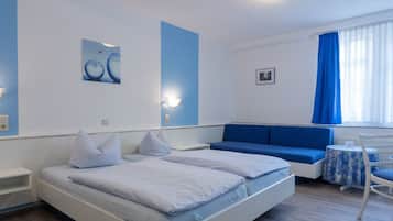 Dreibettzimmer | Schreibtisch, kostenlose Babybetten, kostenloses WLAN, Bettwäsche