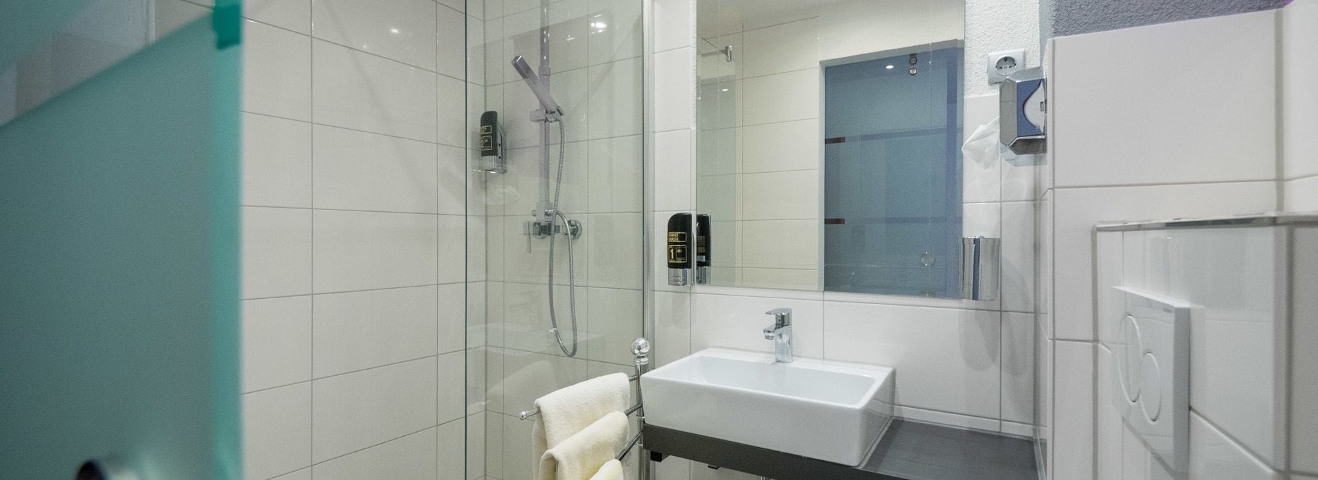 Double Room | Bathroom | Shower, towels