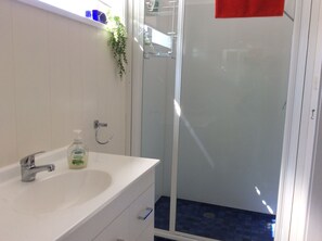 Bathtub, hair dryer, towels, soap - Spacious, comfortable, family home. Great views, pets ok, free wifi (Lakes Entrance)