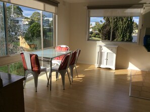 Dining - Spacious, comfortable, family home. Great views, pets ok, free wifi (Lakes Entrance)