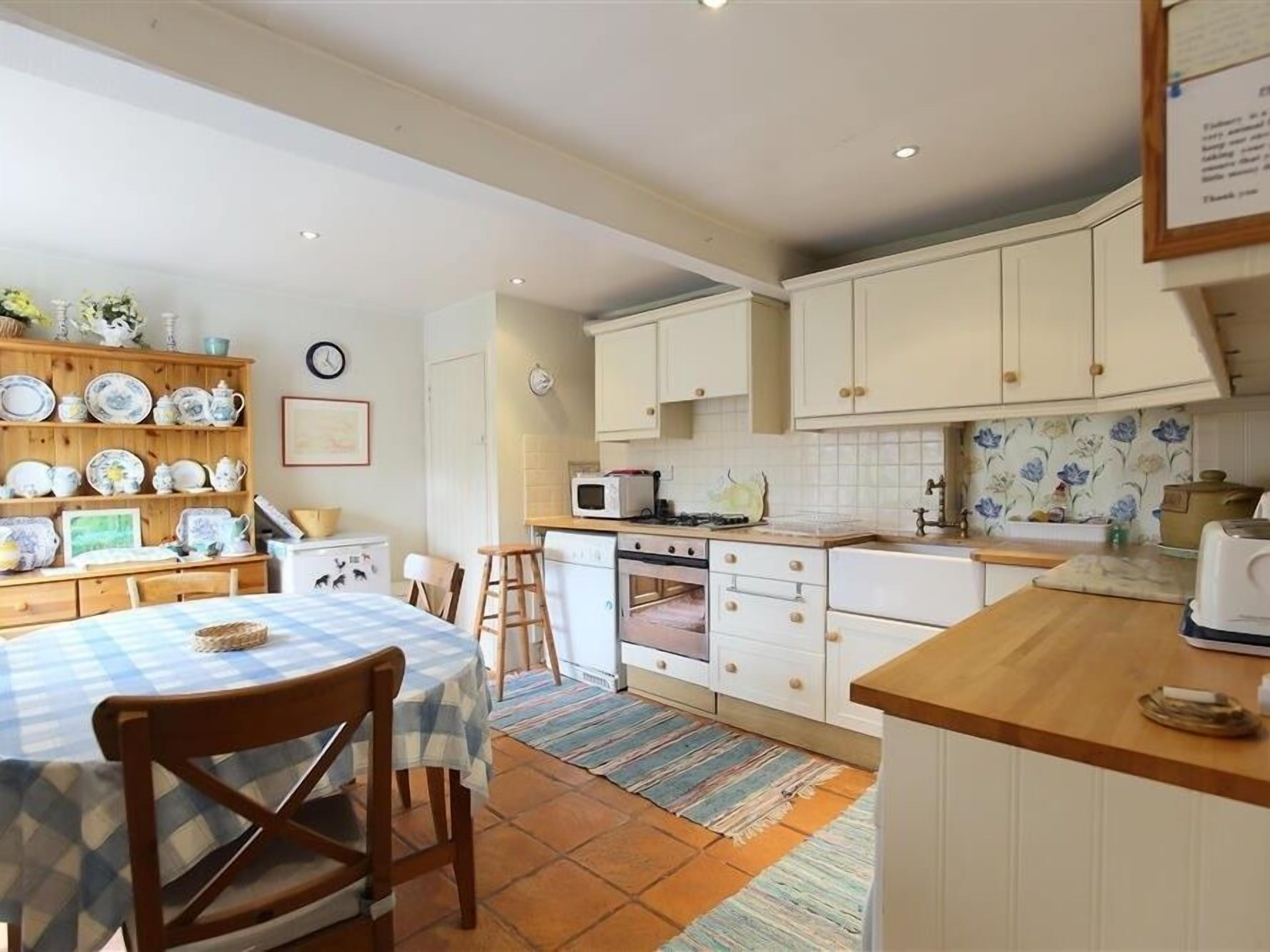 Cottage | Private kitchen | Dishwasher, cookware/dishes/utensils