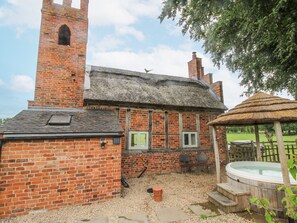 Cottage | Outdoor spa tub - The Shooting Folly (Market Drayton)