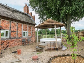 Cottage | Outdoor spa tub - The Shooting Folly (Market Drayton)