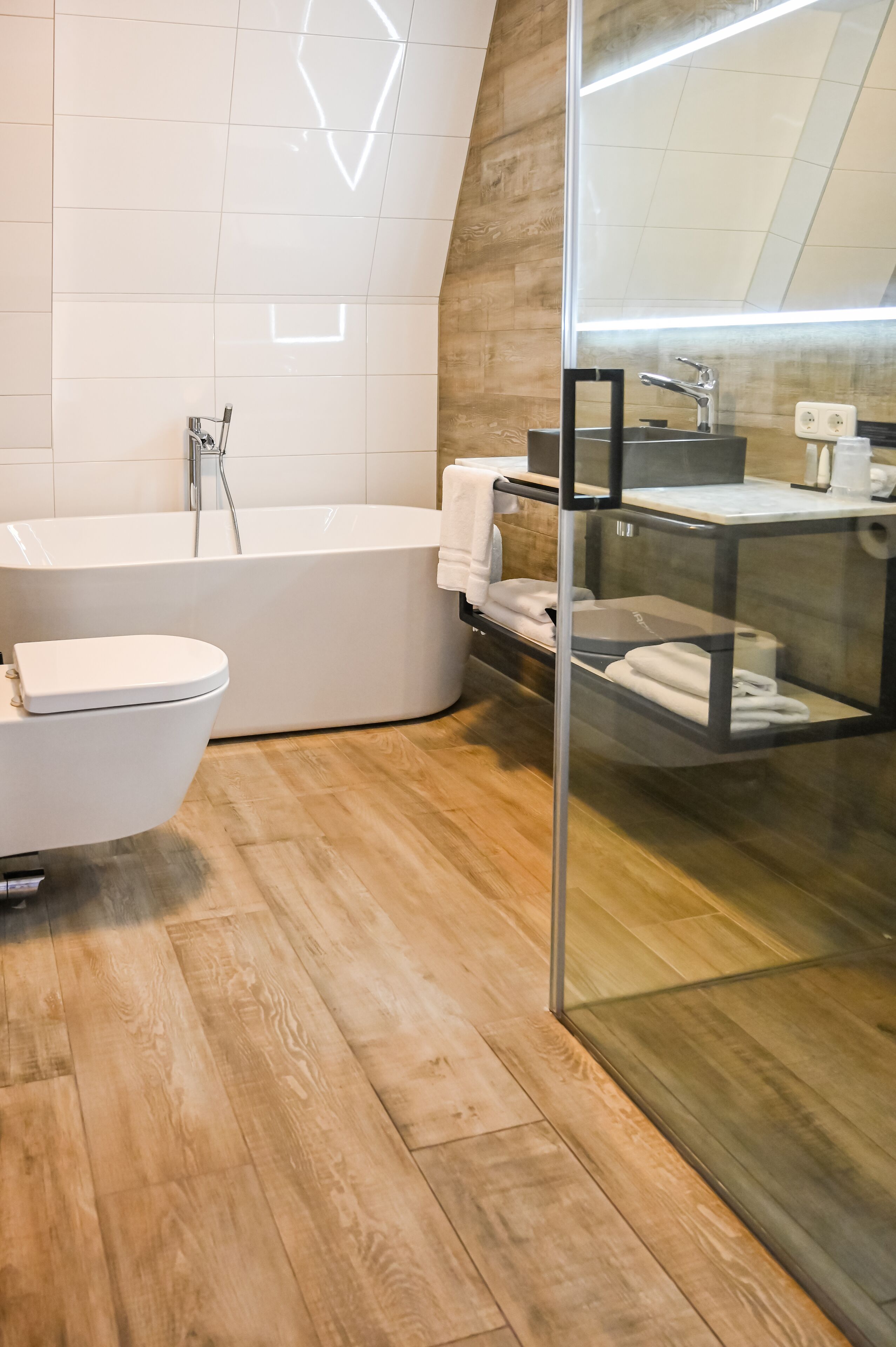 kasteel suite | bathroom | free toiletries, hair dryer, heated floors, towels