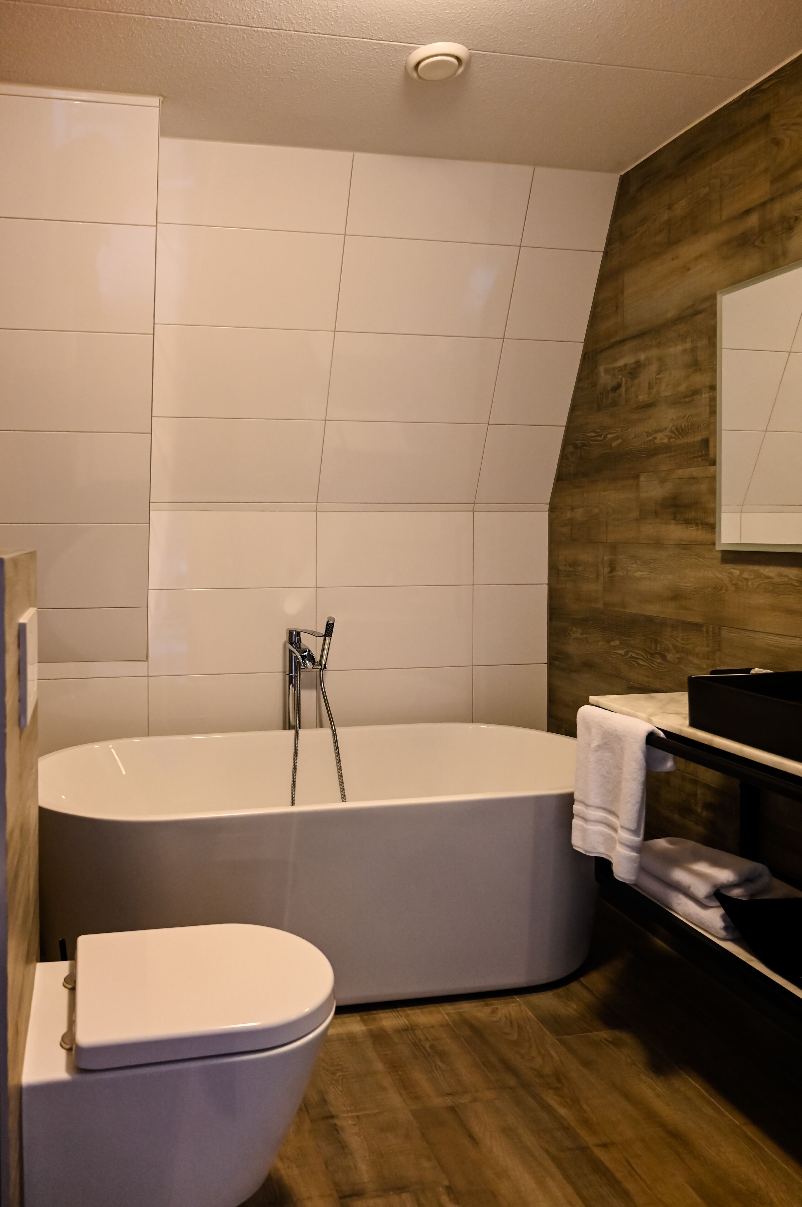 kasteel suite | bathroom | free toiletries, hair dryer, heated floors, towels