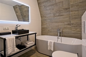 Kasteel Suite | Bathroom | Free toiletries, hair dryer, heated floors, towels
