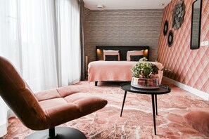 Minibar, bureau, espace de travail pour ordinateur portable