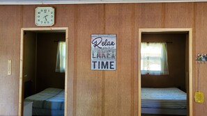 3 bedrooms, desk, travel cot, free WiFi - Tom's rustic private cottage (Barry's Bay)