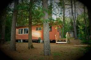 Exterior - Tom's rustic private cottage (Barry's Bay)