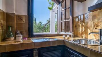 冰箱、微波炉、烤箱、炉灶